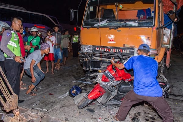  Truk Blong di Pantura Semarang-Kendal Sasak 13 Motor