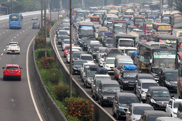  KEMACETAN LALU LINTAS  : Peredaran LCGC Perlu Diatur