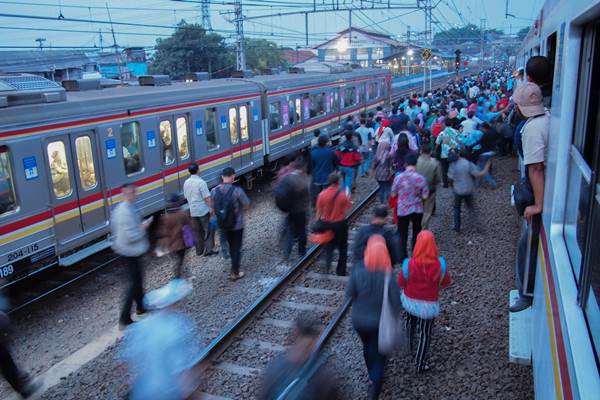  KRL COMMUTER LINE Alami Gangguan. Penumpang Menumpuk di Manggarai