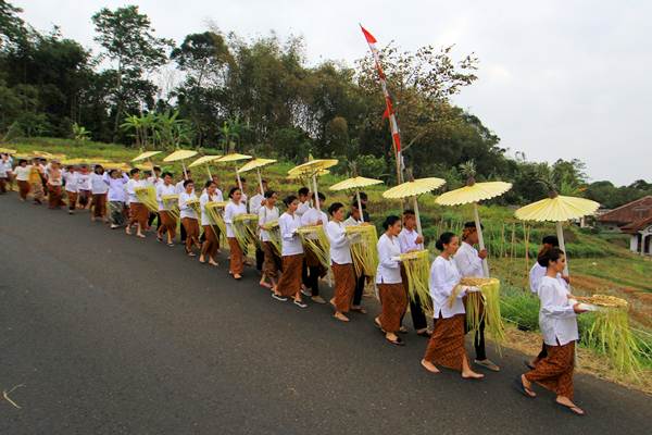  Perayaan Adat Serentaun di Kuningan
