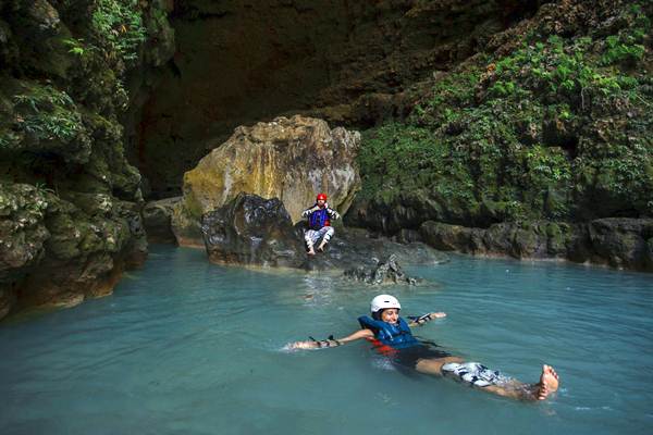  Wisata Gua Kalisuci Cave Tubing