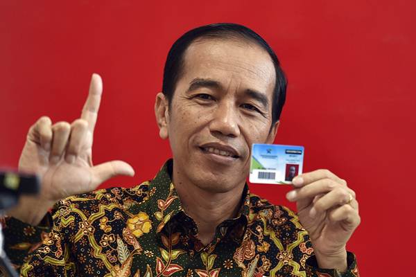 Presiden Joko Widodo memperlihatkan kartu keanggotaan di sela-sela peresmian gedung Perpustakaan Nasional (Perpusnas), di Jakarta, Kamis (14/9)./ANTARA-Puspa Perwitasari 
