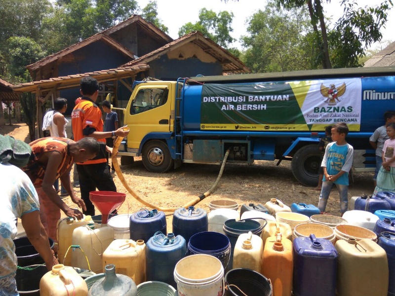 Tim Baznas Tanggap Bencana Bagikan Air Bersih di Desa Nagacipta, Kecamatan Serang Baru, Kabupaten Bekasi, hari ini, Jumat (15/9/2017)./Istimewa-Baznas