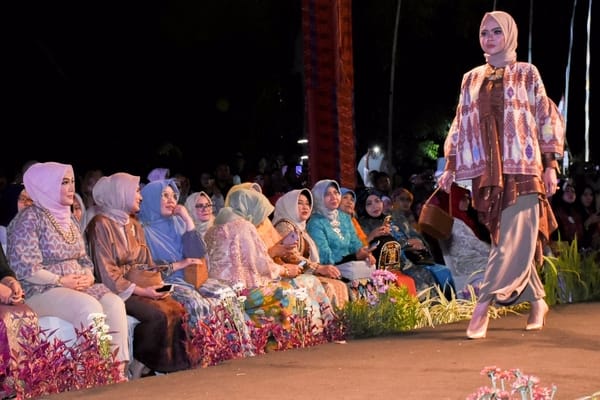  Tenun Lombok Unjuk Pesoka di Gelaran Fashion on the Street