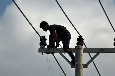  Semrawut, Kabel Udara di Bandung Akan Ditertibkan