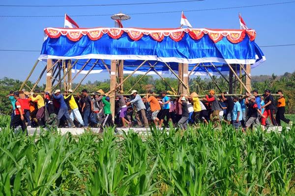  Tradisi Gotong-royong Pindahkan Bangunan