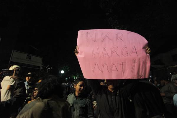Sekelompok massa mengepung dan melakukan orasi di depan kantor Lembaga Bantuan Hukum Jakarta, Minggu (17/9) malam. Pasca penyelenggaraan acara Asik Asik Aksi: Indonesia Darurat Demokrasi, kantor LBH Jakarta-YLBHI dikepung oleh sekelompok massa yang menuntut kantor LBH Jakarta ditutup lantaran diduga menggelar kegiatan terkait PKI atau komunisme. Sementara pihak LBH Jakarta dan Kapolda Metro Jaya Irjen Pol Idham Aziz telah membantah kegiatan itu terkait PKI. ANTARA FOTO/Muhammad Adimaja
