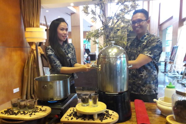  Menikmati Kopi ala Rumah Kopi Kampung di Aston Manado