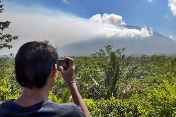  Gunung Agung Siaga, Mulai Keluarkan Asap