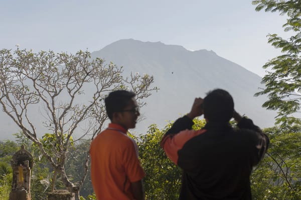  Gunung Agung Belum Keluarkan Hujan Abu