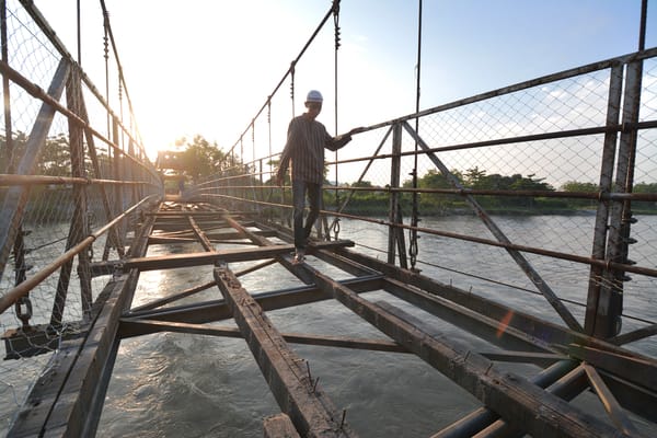  Pemerintah Targetkan Bangun 300 Jembatan Gantung