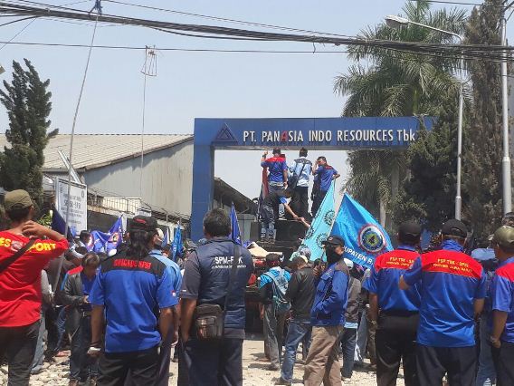  Prihatin PHK Massal, Buruh Demo Panasia