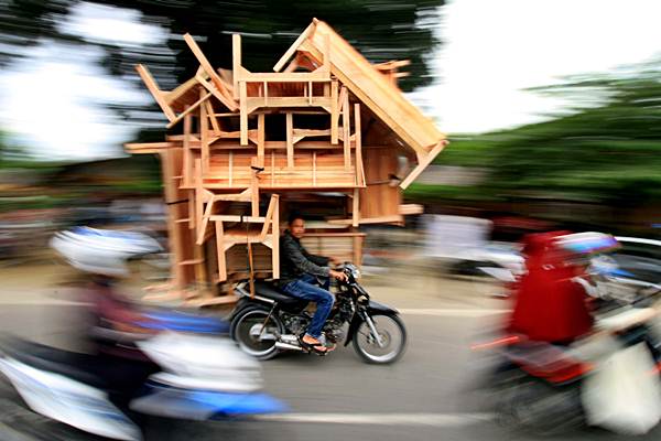  Aksi Nekat Pedagang Mebel Kayu