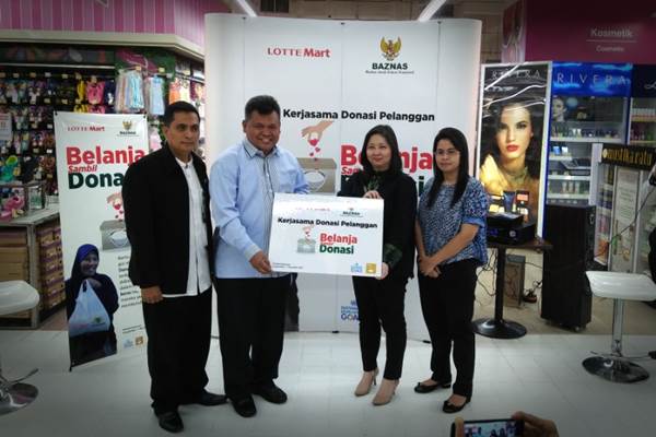 Direktur Marketing Lotte Mart Indonesia Evi Lionawan (kedua kanan) dan Deputi Baznas M Arifin Purwakananta (kedua kanan) saat mengumumkan Kerjasama Donasi Pelanggan, Belanja Sambil Donasi, di gerai Lotte Mart, Kuningan City, Jakarta, Jumat (22/9/2017)./JIBI-Nurudin Abdullah   