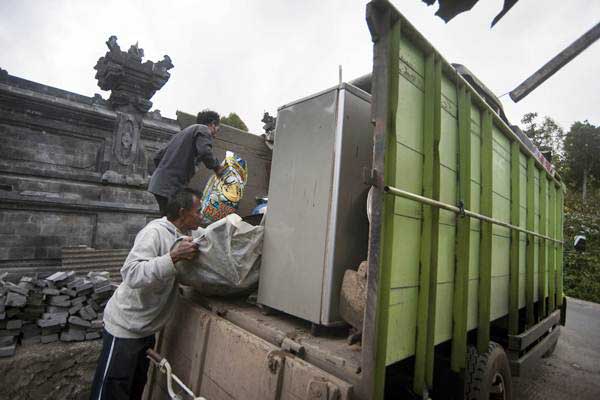  STATUS GUNUNG AGUNG JADI AWAS: Pukul 22.50 Warga Lakukan Evakuasi Mandiri