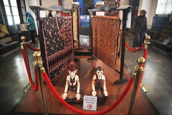  Pameran Batik Asal Pekalongan Karya Oey Soe Tjoen