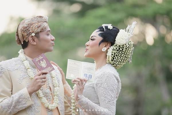  Nikah di Borobudur, Berikut Foto Pernikahan Vicky Shu &amp; Ade Imam