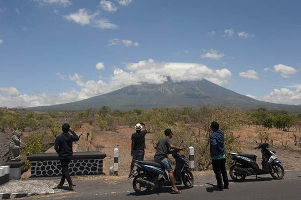  GUNUNG AGUNG AWAS: Debu Vulkanik Gunung Agung Dipantau Dari Jawa Timur