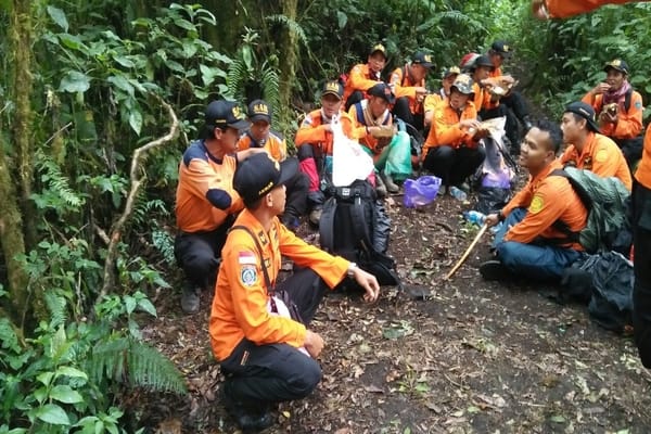  PENDAKI G. SLAMET HILANG: Dehidrasi Saat Ditemukan