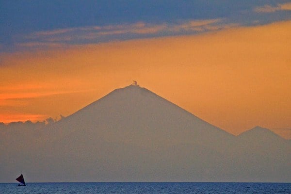  Gunung Agung Dilihat dari Pantai Senggigi Lombok