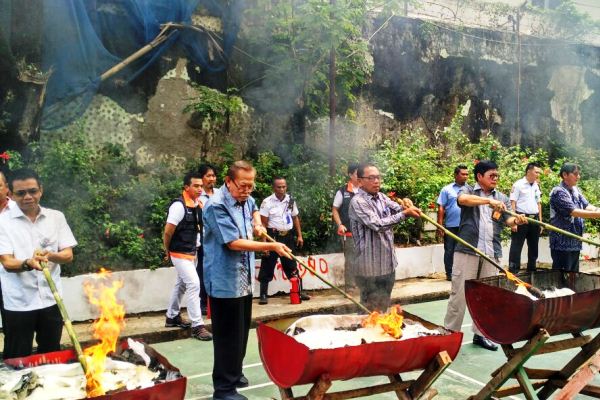  48 Ton Daging Beku Kadaluarsa & Gula Rafinasi Bocor Dimusnahkan