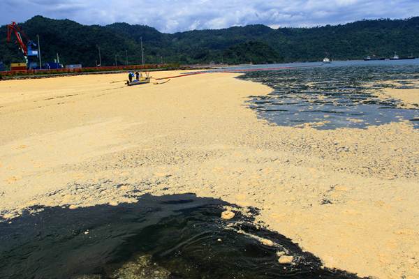  Minyak PT Wira Innomas Tumpah di Perairan Teluk Bayur