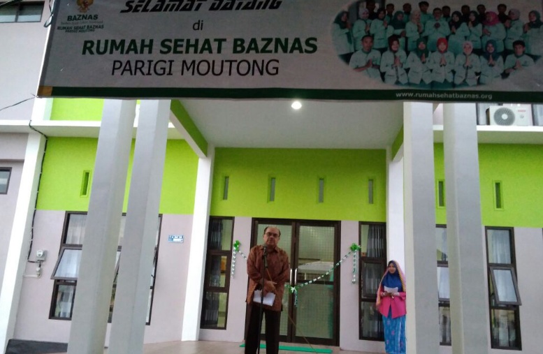 Ketua Badan Amil Zakat Nasional (Baznas), Bambang Sudibyo, menjelaskan tentang Rumah Sehat Baznas (RSB) Parigi Moutong, di Desa Siniu, Kecamatan Siniu, Kabupaten Parimo, Provinsi Sulawesi Tengah, Rabu (28/9/2017)./Istimewa-Baznas