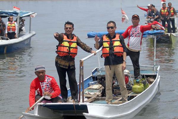  Ignasius Jonan Naik Perahu Berbahan Bakar Elpiji