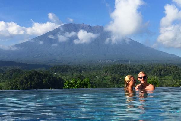  Wisatawan Inggris Ini Tak Takut Gunung Agung Erupsi