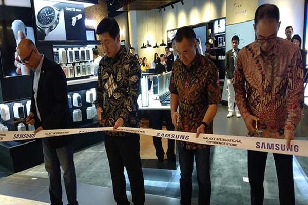  PASAR PONSEL PINTAR : Samsung Andalkan Penjualan Luring