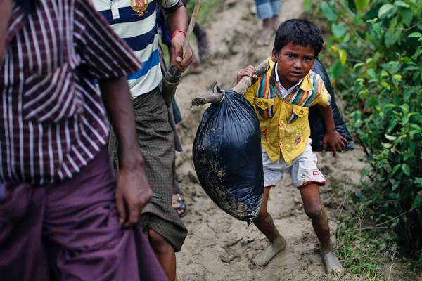  Rumah dan Desanya Terus Diserang, Gelombang Pengungsi Rohingya Bertambah