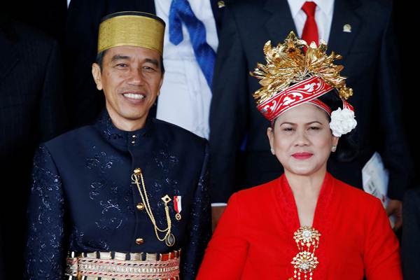 Presiden Joko Widodo (kiri) dan Ibu Iriana Jokowi berfoto bersama saat menghadiri pembukaan Sidang Tahunan MPR Tahun 2017 di Kompleks Parlemen, Senayan, Jakarta, Rabu (16/8)./Reuters-Beawiharta