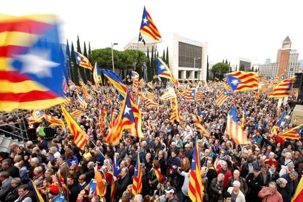 Warga Barcelona mengibarkan bendera  Catalonia/Reuters