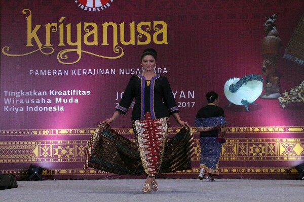  Dekranas Hadirkan Fashion Show  Enam Sentra Tenun Indonesia