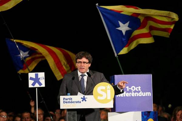 Presiden Catalan Carles Puigdemont saat berorasi pada aksi unjuk rasa  di Sant Cugat, Spanyol, 22 September 2017, mendesak pendukungnya untuk memilih ya dalam referendum kemerdekaan tanggal 1 Oktober./Reuters-Albert Gea