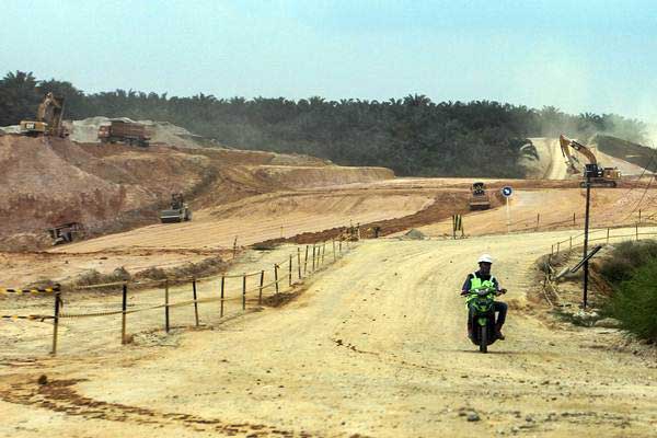  JALAN BEBAS HAMBATAN: Mengejar Sisa Target 379,20 km