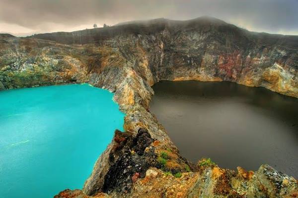  Turis Terpesona Matahari Terbit di Danau Kelimutu