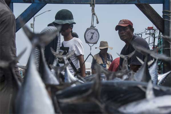 Nelayan menimbang ikan hasil tangkapan di Pelabuhan Ikan Muara Angke, Jakarta, Senin (8/5)./Antara-Aprillio Akbar