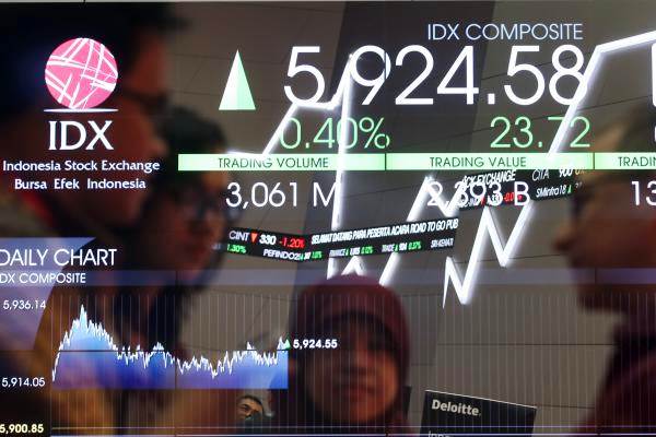 Karyawan berada di dekat papan elektronik yang menampilkan pergerakan indeks harga saham gabungan (IHSG) di Bursa Efek Indonesia, Jakarta, Senin (2/10)./JIBI-Abdullah Azzam