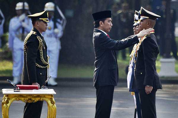  HUT TNI KE-72: Presiden Jokowi Jalan Kaki ke Lokasi Upacara. Panglima TNI, KASAD, KASAL, dan KASAU Menyambut