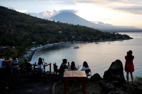  Gunung Agung : Kunjungan Wisman ke Bali Baru 72% dari Target 2017