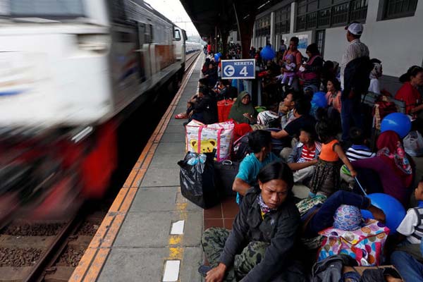 Kepadatan penumpang kereta di Stasiun Pasar Senen Jakarta/Reuters-Agoes Rudianto