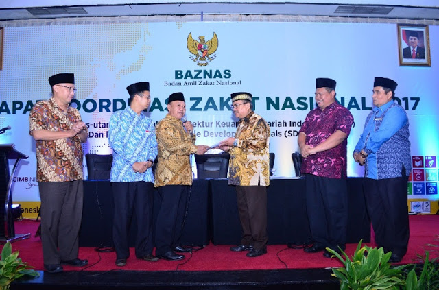 Ketua Badan Amil Zakat Nasional (Baznas) Bambang Sudibyo (ketiga kanan) menerima draf 30 resolusi Rapat Koordinasi Zakat Nasional 2017 dari Pimpinan Sidang Pleno Terakhir Rakor itu, Mundzir Suparta (ketiga kiri), di Jakarta, Kamis malam (5/10/2017)./Istimewa-Baznas