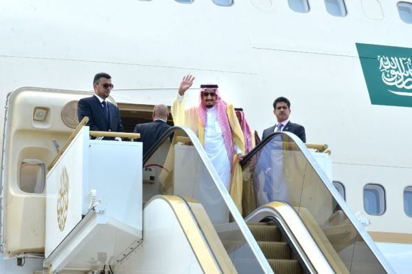  Kunjungi Rusia, Raja Salman Kebingungan Saat Eskalator Pribadi Macet