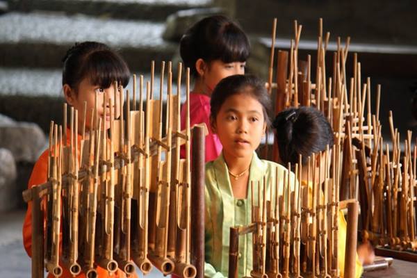  Ansambel Angklung Tampilkan ‘Yesterday’