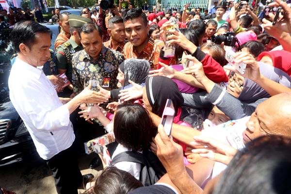 Jokowi Bagi Kartu PKH dan KIP di Semarang