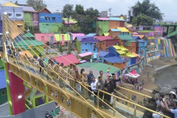  Jembatan Kaca Melengkapi Wisata Kampung Warna-Warni Malang