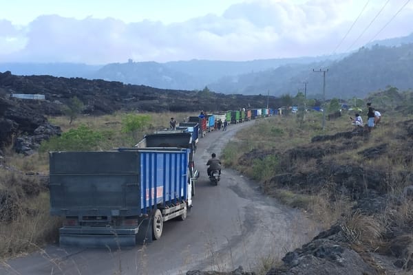  Puluhan Truk Antre di Gunung Batur