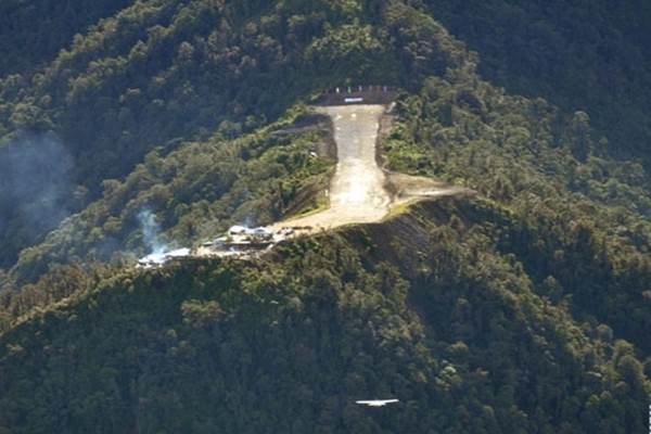  Tewas di Puncak Cartenz, Pendaki Asal Kebon Jeruk Dievakuasi Pakai Helikopter
