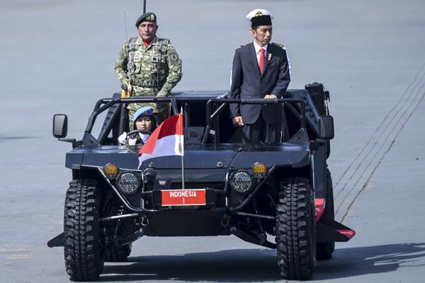 Inspektur upacara, Presiden Joko Widodo (kanan) didampingi Komandan upacara, Pangkostrad Letnan Jenderal TNI Edy Rahmayadi (kiri), memeriksa barisan saat Upacara Perayaan HUT ke-72 TNI di Dermaga Indah Kiat, Cilegon, Banten (5/10). Perayaan HUT ke-72 TNI mengusung tema Bersama Rakyat TNI Kuat./ANTARA-Hafidz Mubarak A